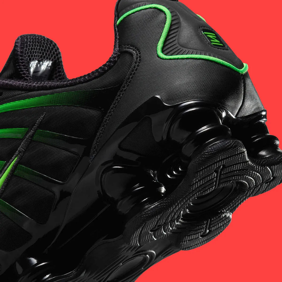 Nike Shox TL Black Green Strike noires avec détails vert Green Strike et amorti Shox sur toute la longueur.