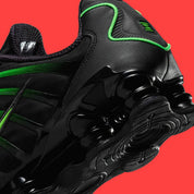 Nike Shox TL Black Green Strike noires avec détails vert Green Strike et amorti Shox sur toute la longueur.
