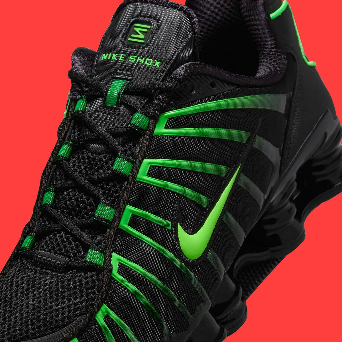 Nike Shox TL Black Green Strike noires avec détails vert Green Strike et amorti Shox sur toute la longueur.
