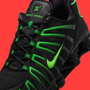 Nike Shox TL Black Green Strike noires avec détails vert Green Strike et amorti Shox sur toute la longueur.