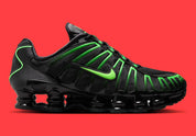 Nike Shox TL Black Green Strike noires avec détails vert Green Strike et amorti Shox sur toute la longueur.