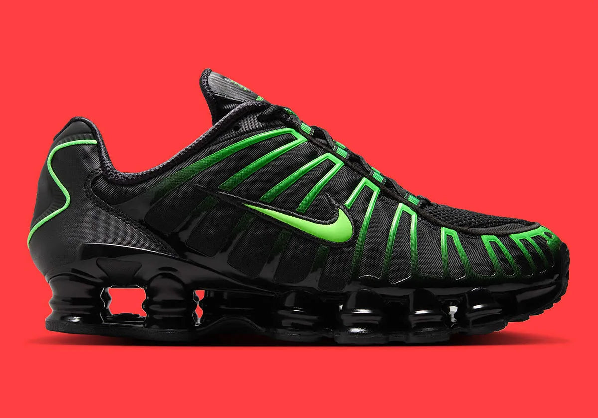 Nike Shox TL Black Green Strike noires avec détails vert Green Strike et amorti Shox sur toute la longueur.