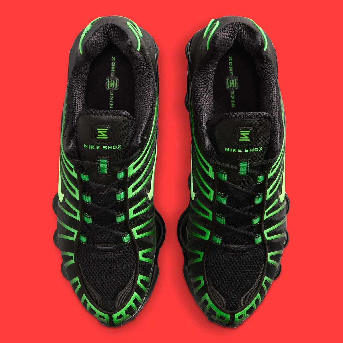 Nike Shox TL Black Green Strike noires avec détails vert Green Strike et amorti Shox sur toute la longueur.