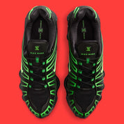 Nike Shox TL Black Green Strike noires avec détails vert Green Strike et amorti Shox sur toute la longueur.