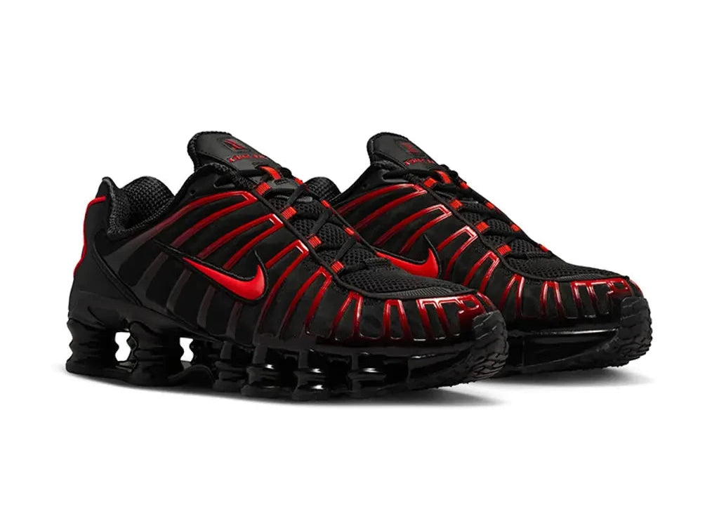 Nike Shox TL Black Light Crimson noires avec détails Light Crimson et amorti Nike Shox sur toute la longueur.
