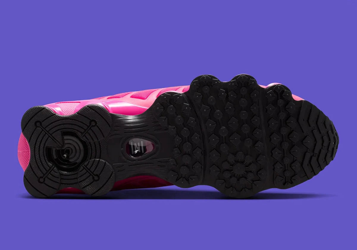 Sneakers Nike Shox TL en maille respirante et renforts synthétiques, coloris Desert Pink et noir, semelle technologie Shox intégrale.