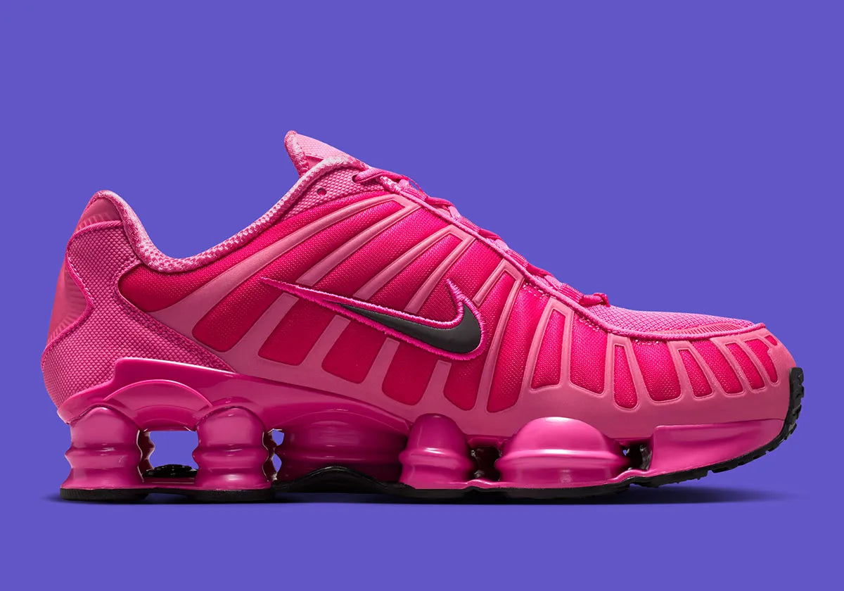 Sneakers Nike Shox TL en maille respirante et renforts synthétiques, coloris Desert Pink et noir, semelle technologie Shox intégrale.