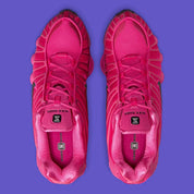Sneakers Nike Shox TL en maille respirante et renforts synthétiques, coloris Desert Pink et noir, semelle technologie Shox intégrale.