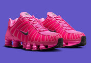 Sneakers Nike Shox TL en maille respirante et renforts synthétiques, coloris Desert Pink et noir, semelle technologie Shox intégrale.