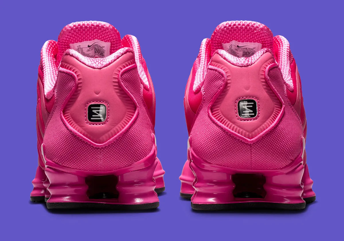 Sneakers Nike Shox TL en maille respirante et renforts synthétiques, coloris Desert Pink et noir, semelle technologie Shox intégrale.