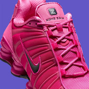 Sneakers Nike Shox TL en maille respirante et renforts synthétiques, coloris Desert Pink et noir, semelle technologie Shox intégrale.