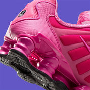 Sneakers Nike Shox TL en maille respirante et renforts synthétiques, coloris Desert Pink et noir, semelle technologie Shox intégrale.