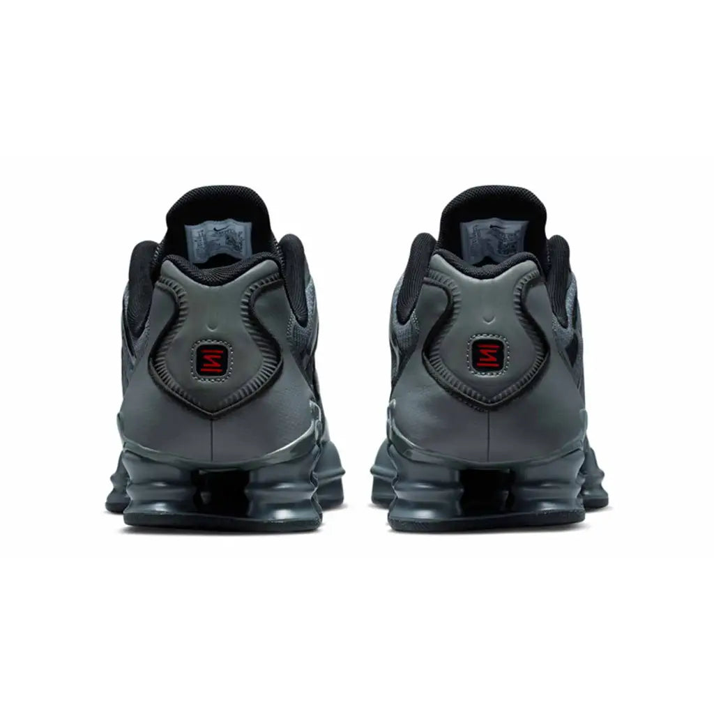 Nike Shox TL Iron Grey Black grises et noires avec amorti Nike Shox sur toute la longueur.