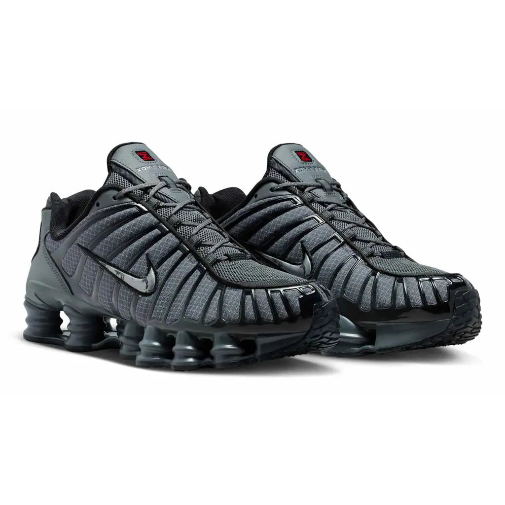 Nike Shox TL Iron Grey Black grises et noires avec amorti Nike Shox sur toute la longueur.