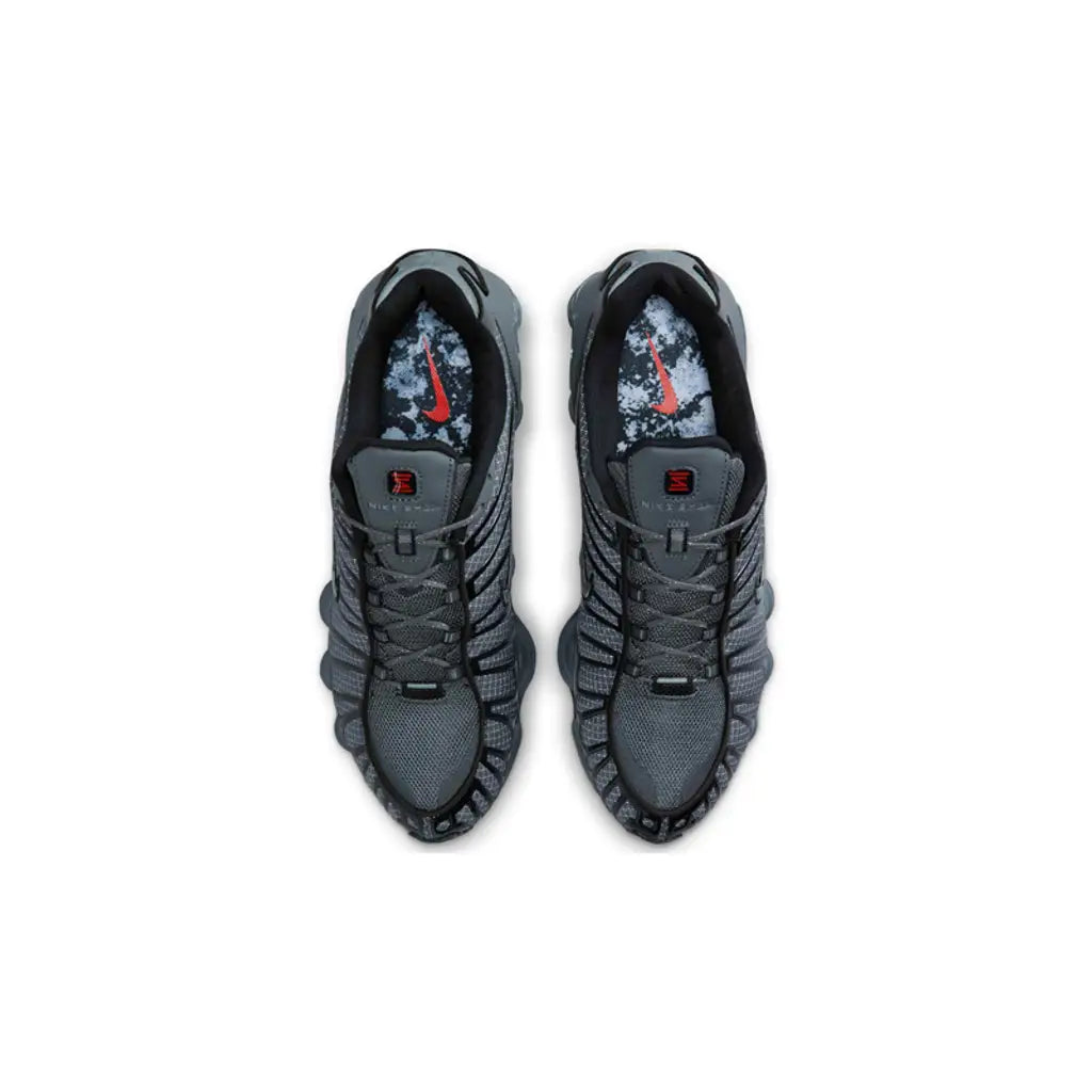 Nike Shox TL Iron Grey Black grises et noires avec amorti Nike Shox sur toute la longueur.