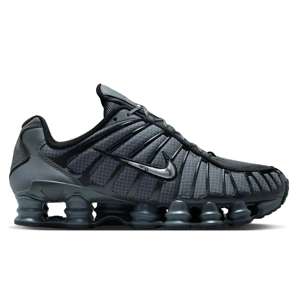 Nike Shox TL Iron Grey Black grises et noires avec amorti Nike Shox sur toute la longueur.