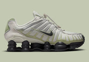 Nike Shox TL Olive Aura, sneaker Light Bone et vert olive avec tige en mesh, détails argentés et colonnes Nike Shox sur toute la semelle.