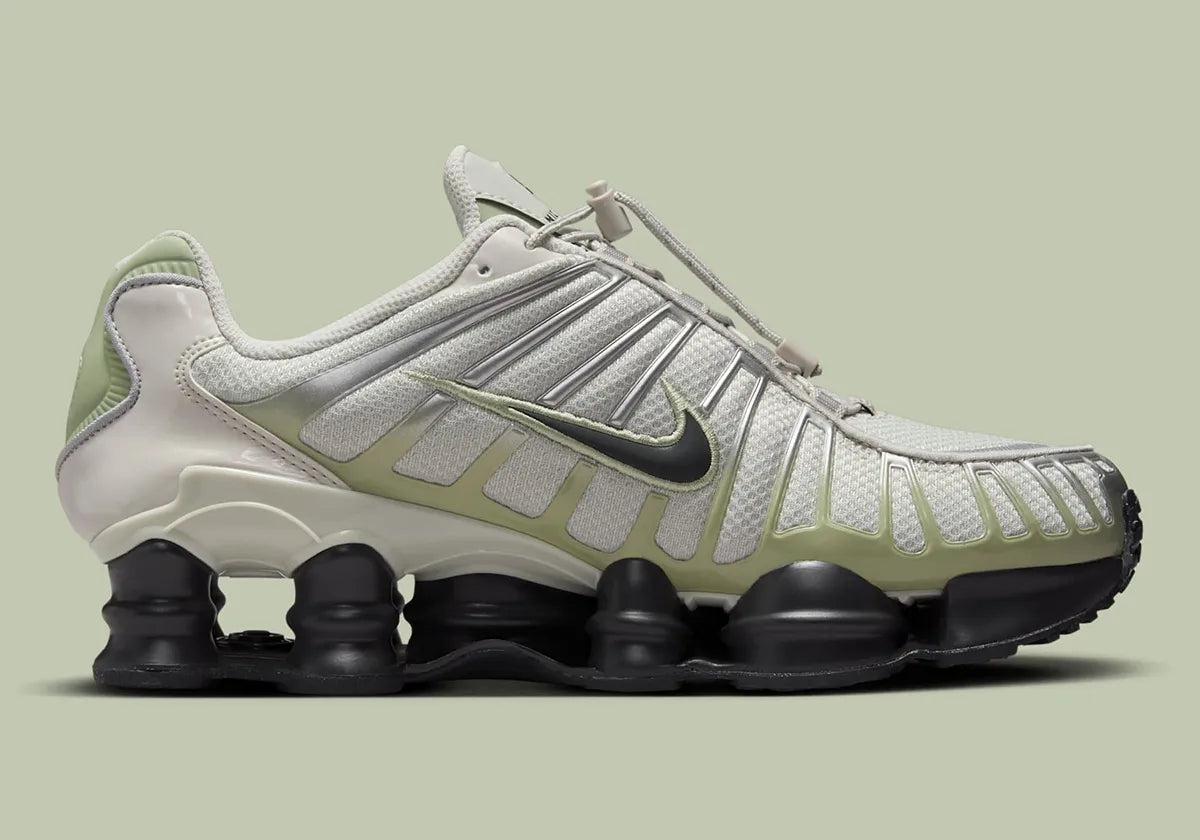 Nike Shox TL Olive Aura, sneaker Light Bone et vert olive avec tige en mesh, détails argentés et colonnes Nike Shox sur toute la semelle.