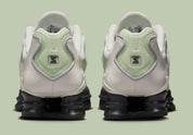 Nike Shox TL Olive Aura, sneaker Light Bone et vert olive avec tige en mesh, détails argentés et colonnes Nike Shox sur toute la semelle.