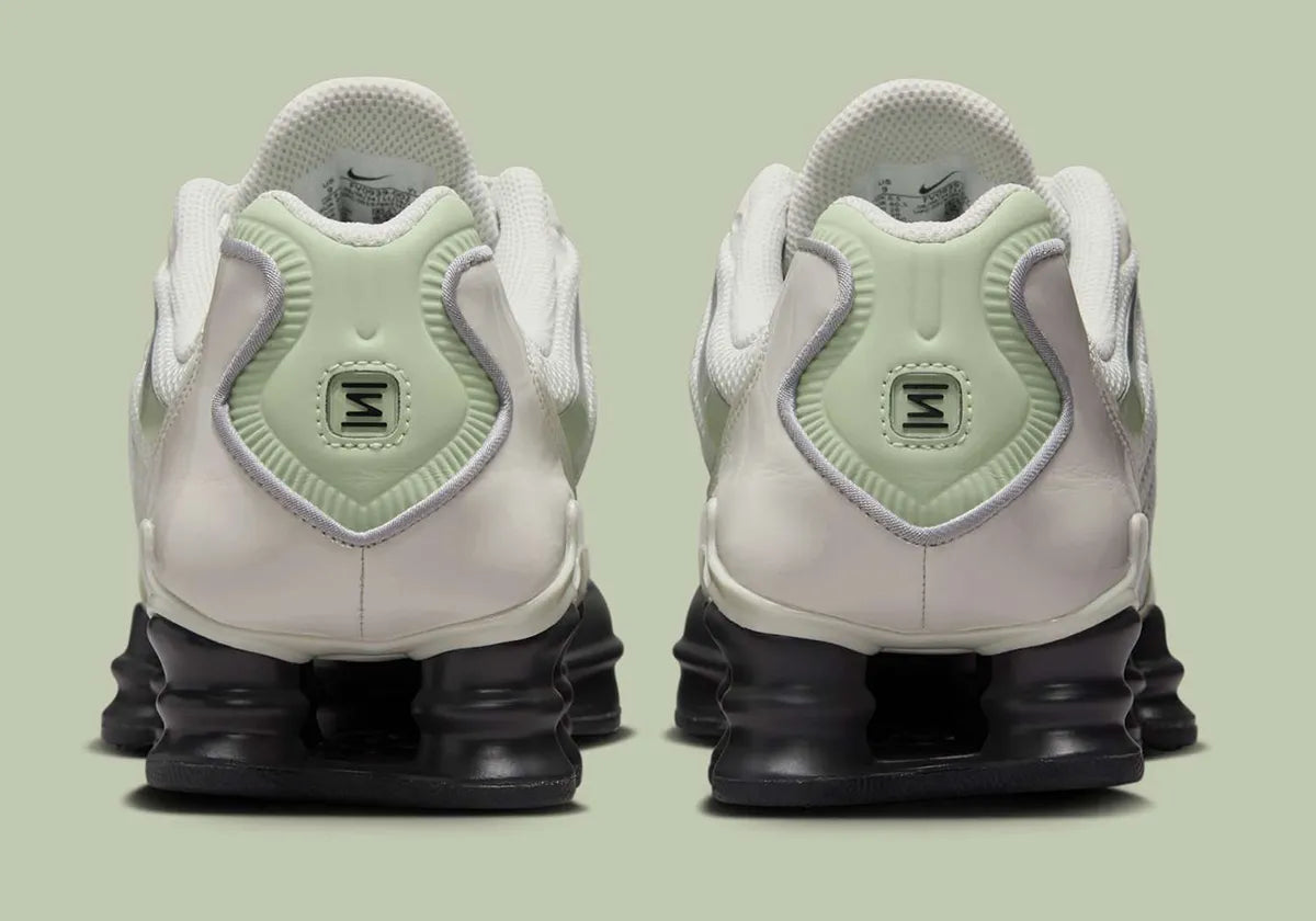 Nike Shox TL Olive Aura, sneaker Light Bone et vert olive avec tige en mesh, détails argentés et colonnes Nike Shox sur toute la semelle.