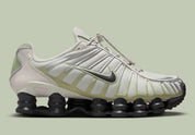 Nike Shox TL Olive Aura, sneaker Light Bone et vert olive avec tige en mesh, détails argentés et colonnes Nike Shox sur toute la semelle.