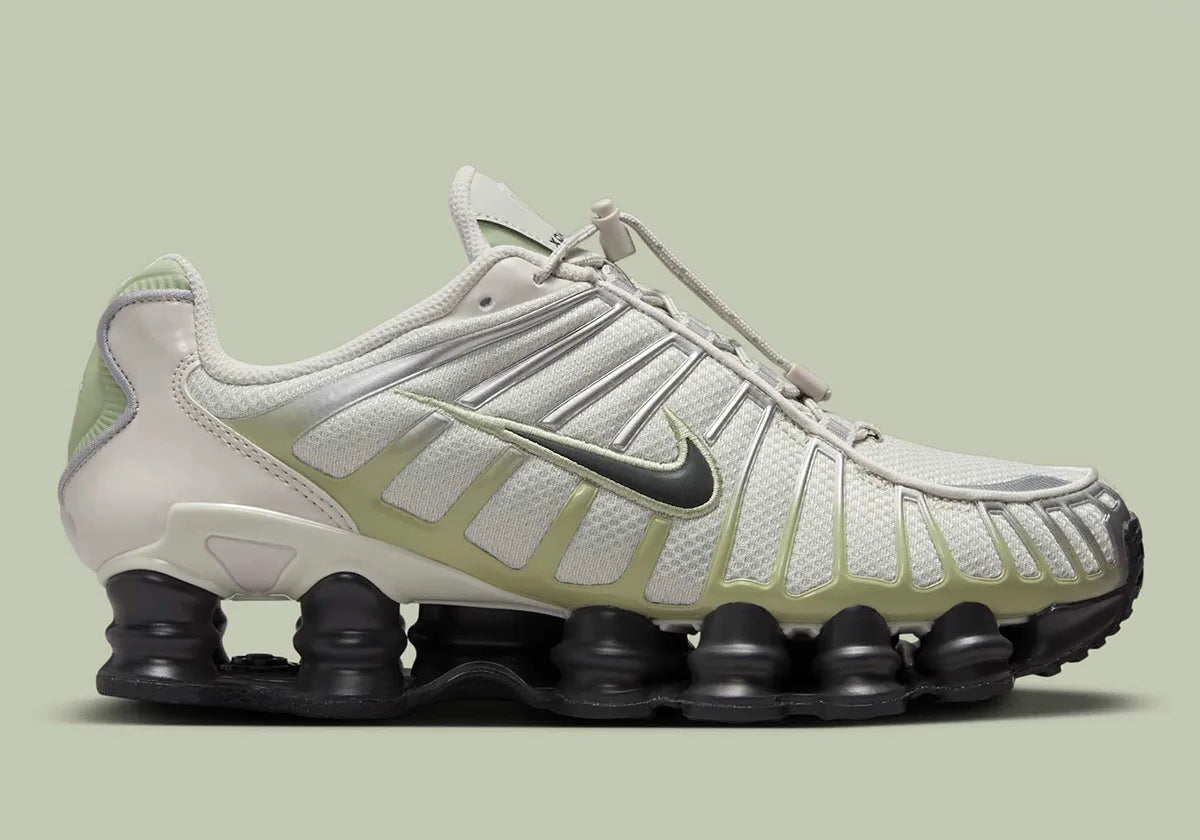 Nike Shox TL Olive Aura, sneaker Light Bone et vert olive avec tige en mesh, détails argentés et colonnes Nike Shox sur toute la semelle.
