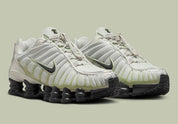 Nike Shox TL Olive Aura, sneaker Light Bone et vert olive avec tige en mesh, détails argentés et colonnes Nike Shox sur toute la semelle.