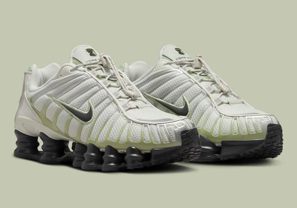 Nike Shox TL Olive Aura, sneaker Light Bone et vert olive avec tige en mesh, détails argentés et colonnes Nike Shox sur toute la semelle.