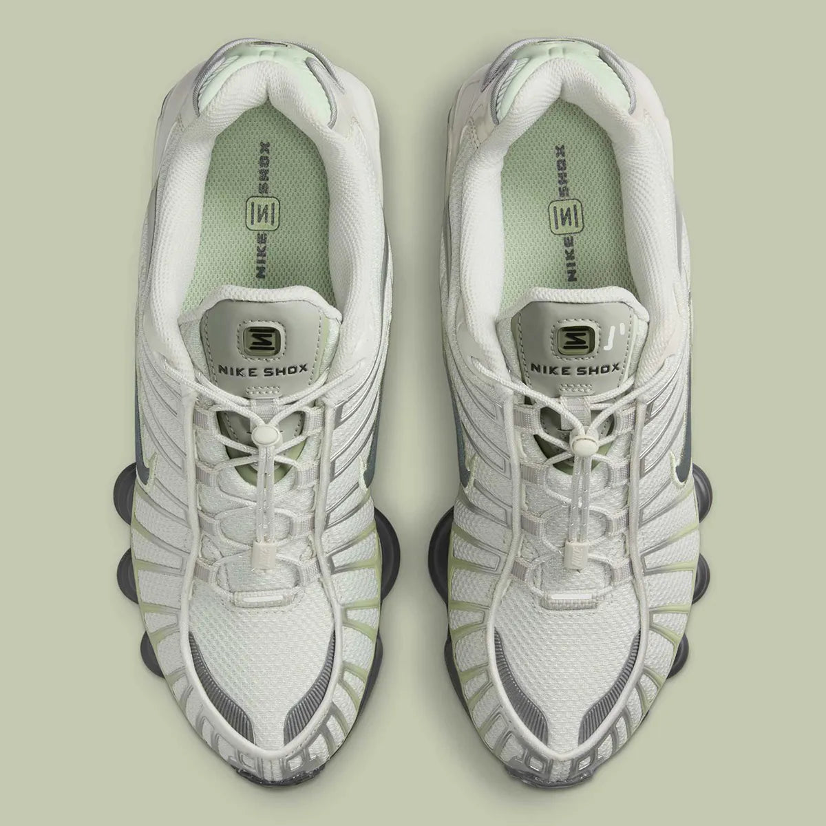 Nike Shox TL Olive Aura, sneaker Light Bone et vert olive avec tige en mesh, détails argentés et colonnes Nike Shox sur toute la semelle.