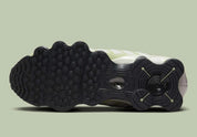 Nike Shox TL Olive Aura, sneaker Light Bone et vert olive avec tige en mesh, détails argentés et colonnes Nike Shox sur toute la semelle.