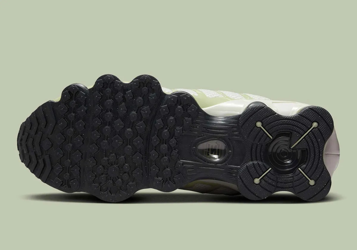 Nike Shox TL Olive Aura, sneaker Light Bone et vert olive avec tige en mesh, détails argentés et colonnes Nike Shox sur toute la semelle.