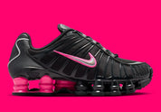 Sneaker futuriste au design Off Noir rehaussé de rose vif et d’accents argent, la Nike Shox TL associe amorti Shox intégral, confort dynamique et esthétique Y2K ultra tendance.
