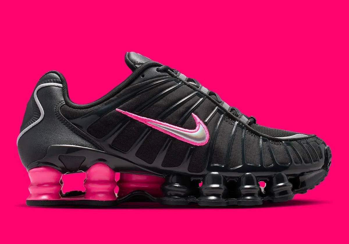 Sneaker futuriste au design Off Noir rehaussé de rose vif et d’accents argent, la Nike Shox TL associe amorti Shox intégral, confort dynamique et esthétique Y2K ultra tendance.
