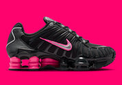 Sneaker futuriste au design Off Noir rehaussé de rose vif et d’accents argent, la Nike Shox TL associe amorti Shox intégral, confort dynamique et esthétique Y2K ultra tendance.
