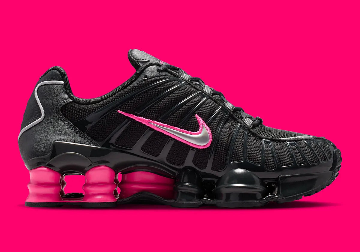 Sneaker futuriste au design Off Noir rehaussé de rose vif et d’accents argent, la Nike Shox TL associe amorti Shox intégral, confort dynamique et esthétique Y2K ultra tendance.
