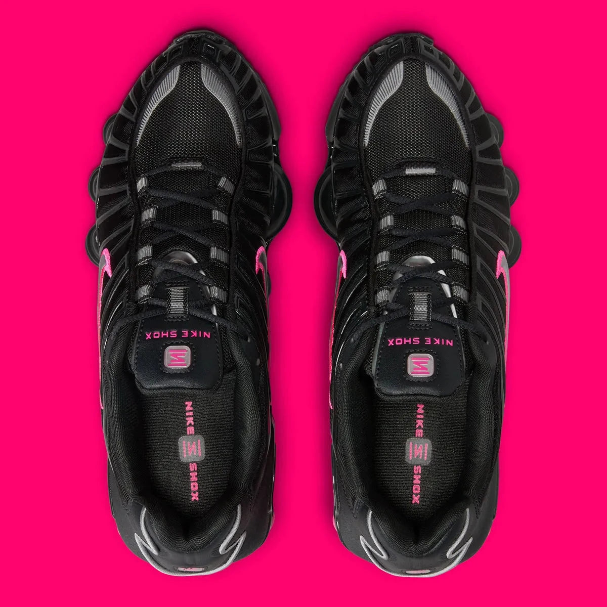 Sneaker futuriste au design Off Noir rehaussé de rose vif et d’accents argent, la Nike Shox TL associe amorti Shox intégral, confort dynamique et esthétique Y2K ultra tendance.
