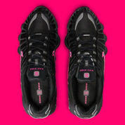 Sneaker futuriste au design Off Noir rehaussé de rose vif et d’accents argent, la Nike Shox TL associe amorti Shox intégral, confort dynamique et esthétique Y2K ultra tendance.
