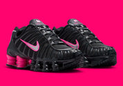 Sneaker futuriste au design Off Noir rehaussé de rose vif et d’accents argent, la Nike Shox TL associe amorti Shox intégral, confort dynamique et esthétique Y2K ultra tendance.
