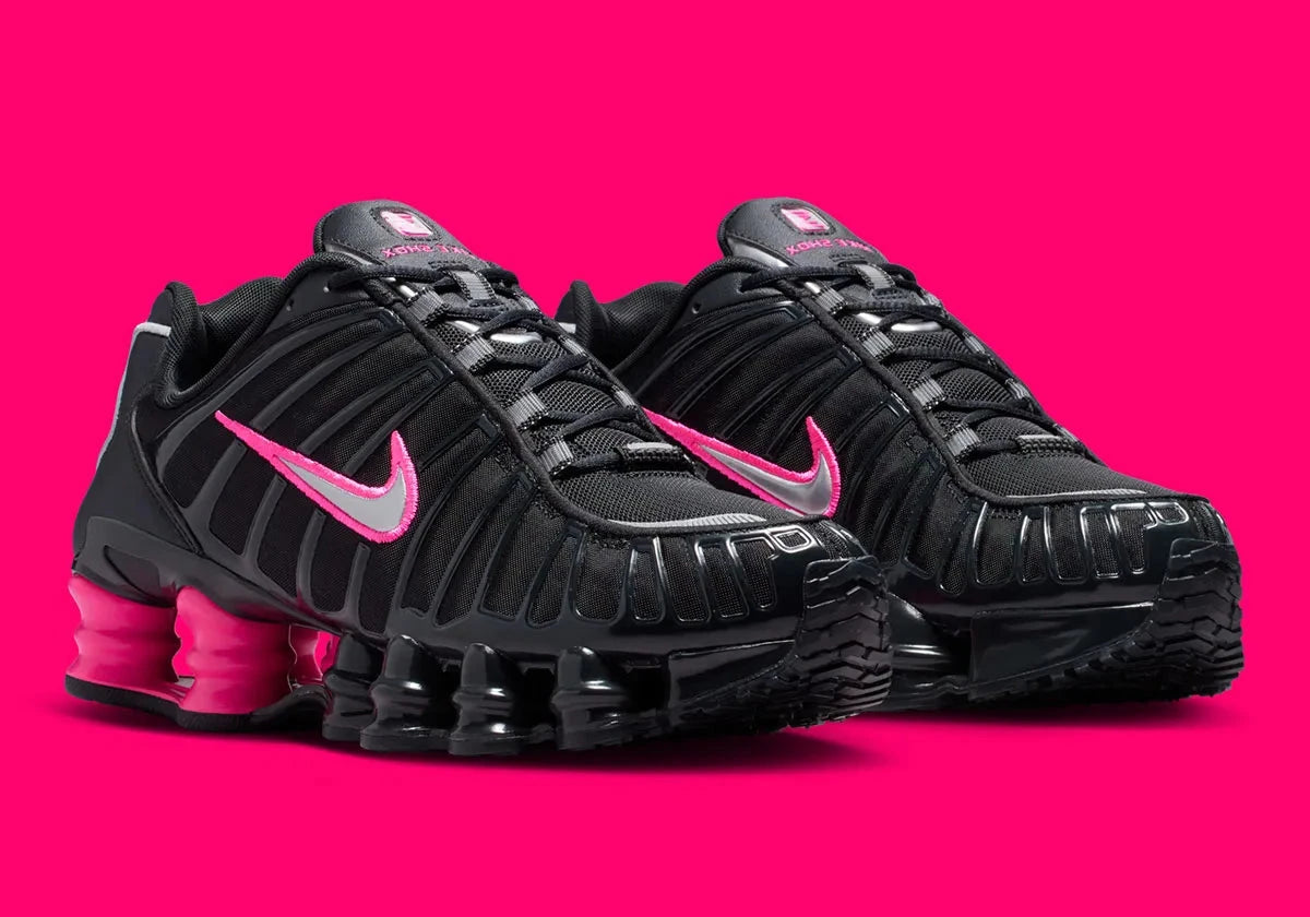 Sneaker futuriste au design Off Noir rehaussé de rose vif et d’accents argent, la Nike Shox TL associe amorti Shox intégral, confort dynamique et esthétique Y2K ultra tendance.
