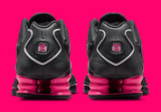 Sneaker futuriste au design Off Noir rehaussé de rose vif et d’accents argent, la Nike Shox TL associe amorti Shox intégral, confort dynamique et esthétique Y2K ultra tendance.
