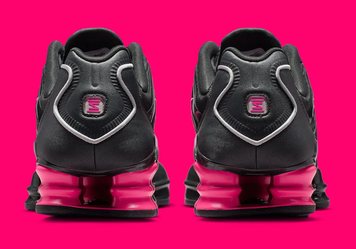 Sneaker futuriste au design Off Noir rehaussé de rose vif et d’accents argent, la Nike Shox TL associe amorti Shox intégral, confort dynamique et esthétique Y2K ultra tendance.
