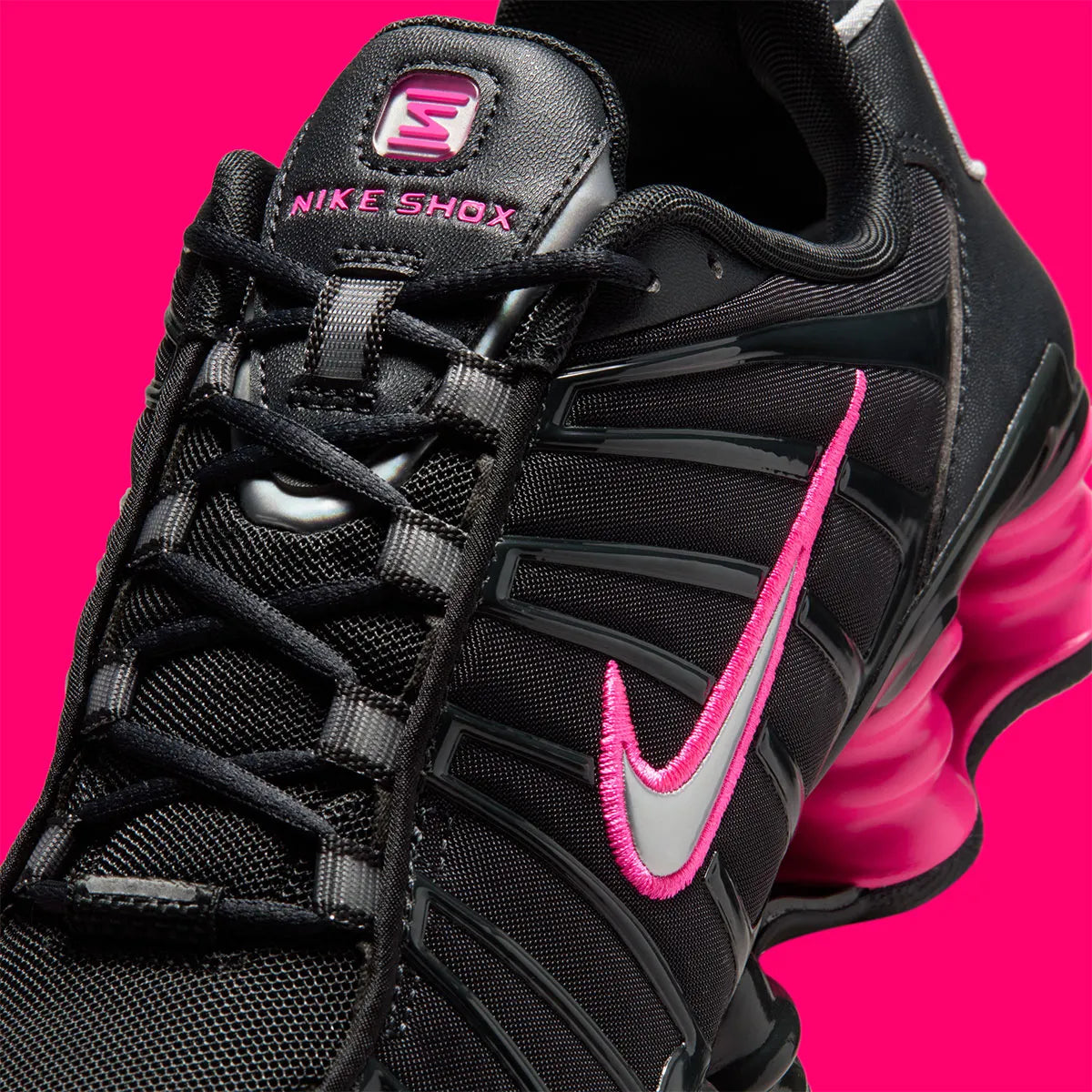 Sneaker futuriste au design Off Noir rehaussé de rose vif et d’accents argent, la Nike Shox TL associe amorti Shox intégral, confort dynamique et esthétique Y2K ultra tendance.
