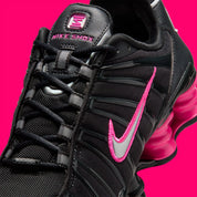 Sneaker futuriste au design Off Noir rehaussé de rose vif et d’accents argent, la Nike Shox TL associe amorti Shox intégral, confort dynamique et esthétique Y2K ultra tendance.

