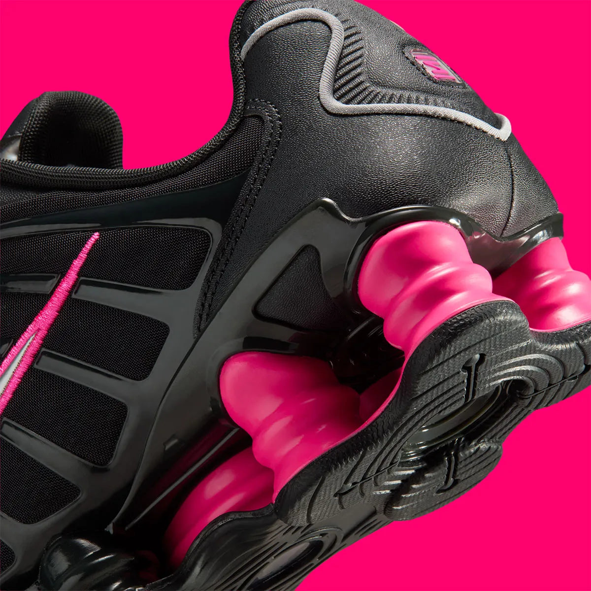 Sneaker futuriste au design Off Noir rehaussé de rose vif et d’accents argent, la Nike Shox TL associe amorti Shox intégral, confort dynamique et esthétique Y2K ultra tendance.
