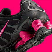 Sneaker futuriste au design Off Noir rehaussé de rose vif et d’accents argent, la Nike Shox TL associe amorti Shox intégral, confort dynamique et esthétique Y2K ultra tendance.
