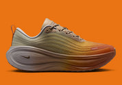 Nike Vomero Plus SP Cheat Day, sneaker Nike au design running technique avec semelle épaisse, amorti généreux et Swoosh latéral.