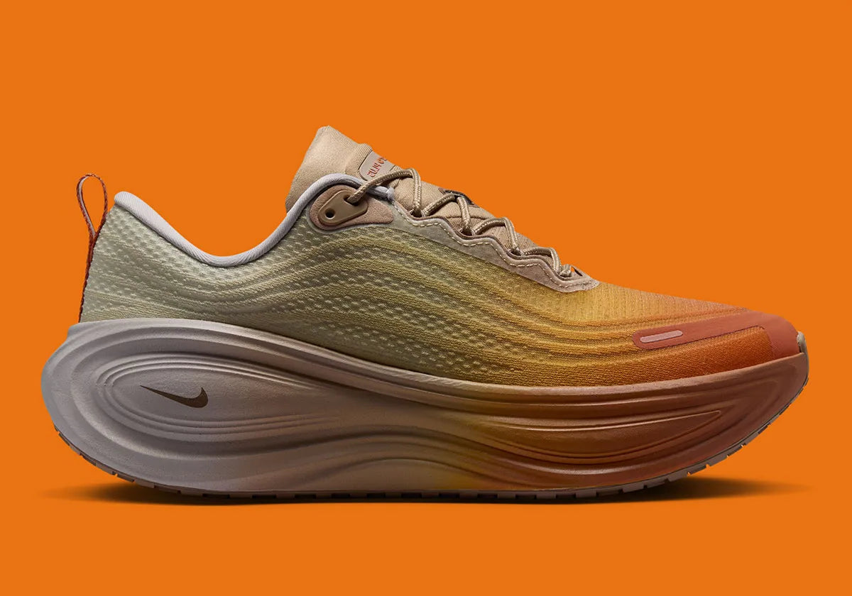 Nike Vomero Plus SP Cheat Day, sneaker Nike au design running technique avec semelle épaisse, amorti généreux et Swoosh latéral.