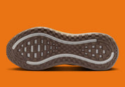 Nike Vomero Plus SP Cheat Day, sneaker Nike au design running technique avec semelle épaisse, amorti généreux et Swoosh latéral.