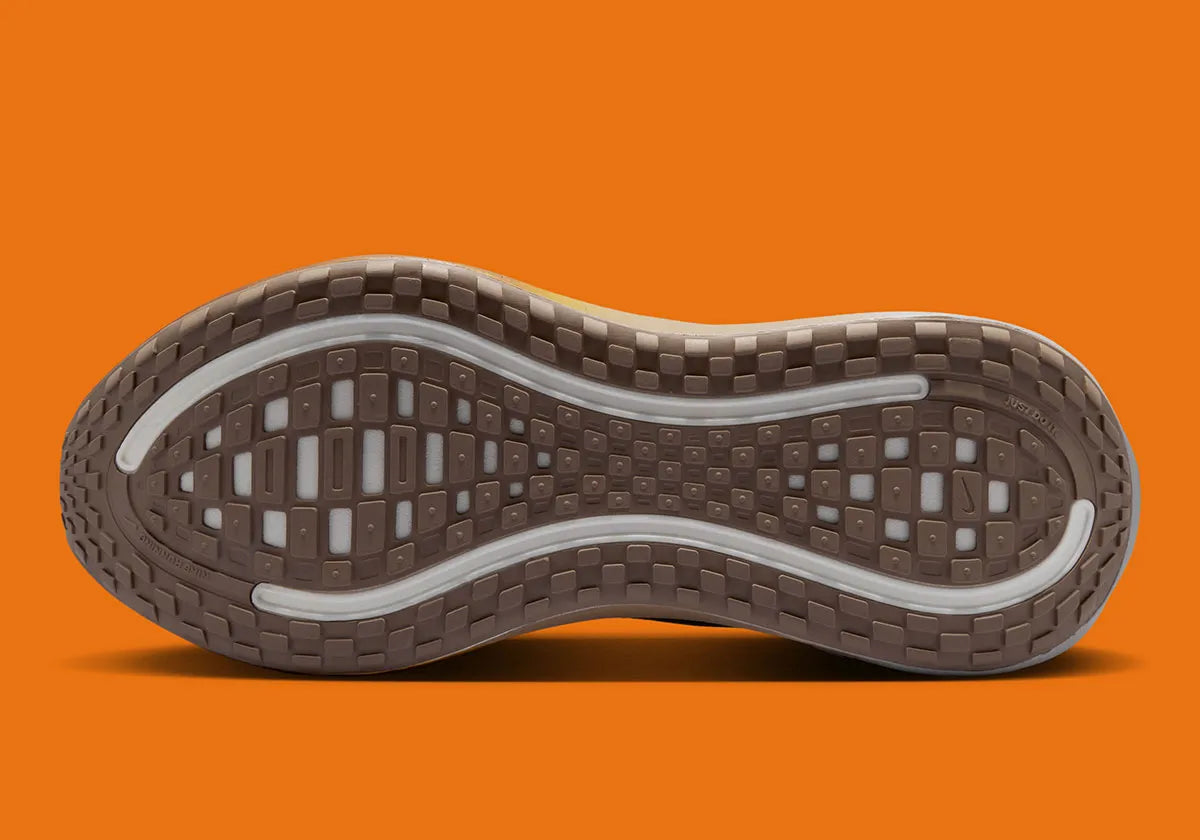 Nike Vomero Plus SP Cheat Day, sneaker Nike au design running technique avec semelle épaisse, amorti généreux et Swoosh latéral.
