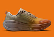 Nike Vomero Plus SP Cheat Day, sneaker Nike au design running technique avec semelle épaisse, amorti généreux et Swoosh latéral.